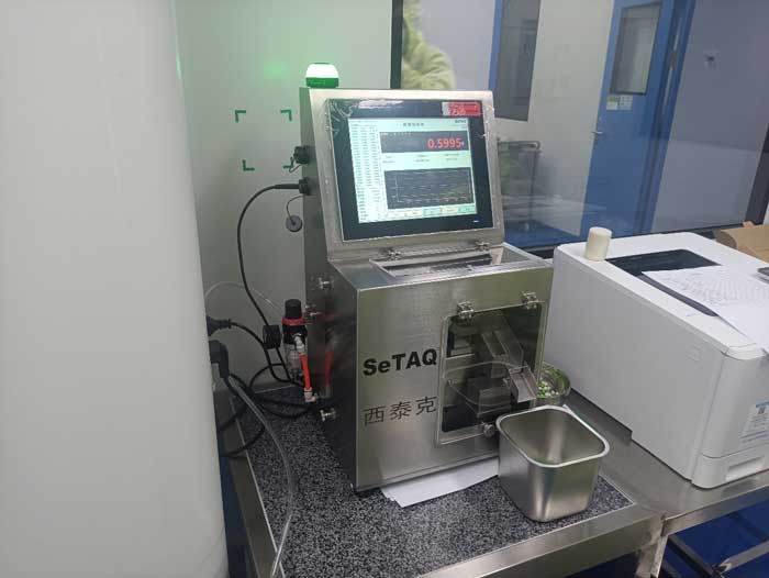 高精度膠囊片劑檢重秤工作現場.jpg